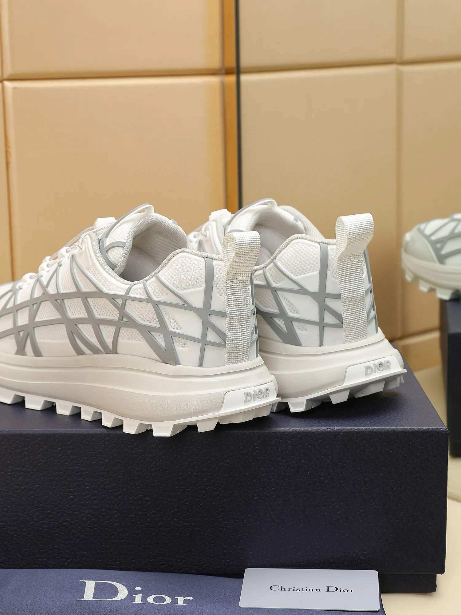 Men's shoes: 500💰Dior sports shoes highlight the fashionable silhouette, decorated with curved cannage pattern, reinterpreting the classic pattern in a structural style, enriching the Dior 2023 summer men's collection. Meticulously crafted using the advanced craftsmanship of hiking shoes, it blends outdoor culture with Dior heritage. Code number 38-44, customized 45